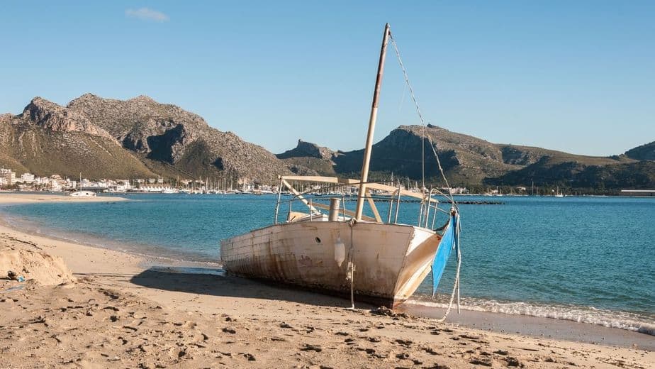 How to Get a Beached Boat Back in the Water? Top Tips!