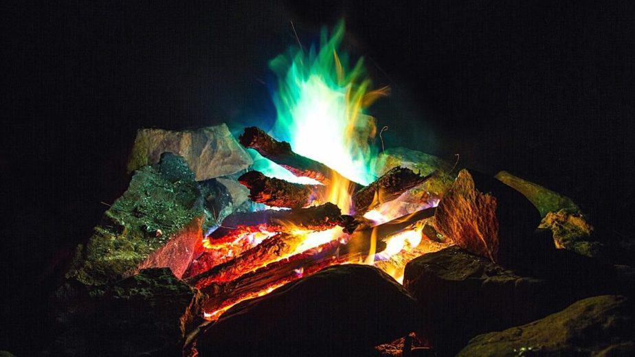 Create a campfire during sunset and keep it burning late into the night to keep snakes away
